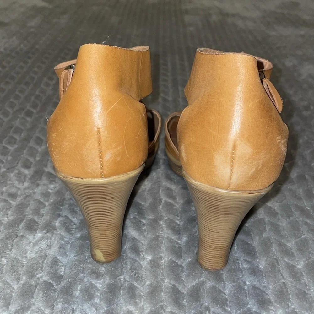 Sofft Dabney Tan Leather T-Strap Cutout Sides Boho Block Heel Sandals size 9